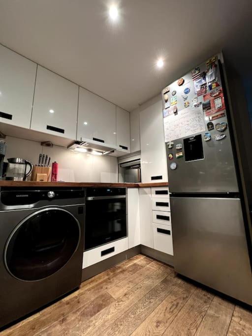 Luxury Artistic 2 Bedroom W/balcony-great Location Londres